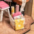 Kit de Montar Elsa's Tailoring Book Nook Diorama para prateleira Hands Craft Rolife