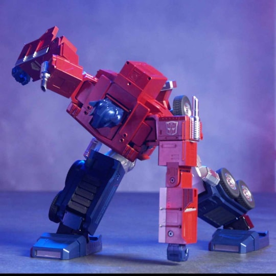 Optimus Prime Elite Auto-Converting Robot - Transformers - Robosen