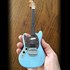 Réplica Guitarra Miniatura Kurt Cobain Fender Mustang Sonic Blue Nirvana Axe Heaven